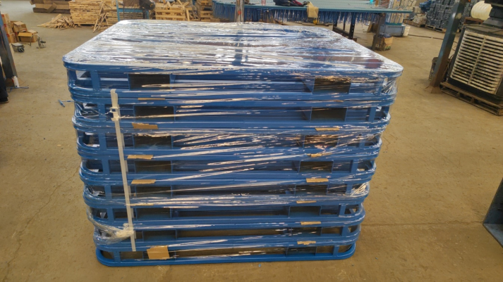 Optional wooden crate packaging for stackable metal pallets