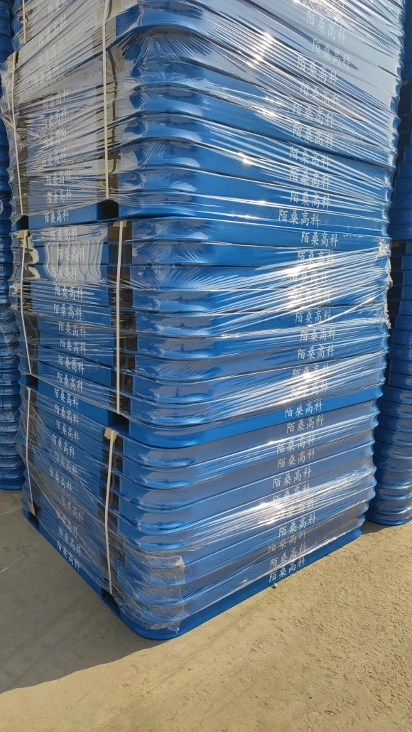 Pila real de bases de estantes apilables de metal azules envueltas en plástico en la fábrica