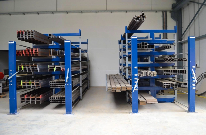 Double-sided telescopic cantilever rack with hand-crank drive for single-operator plate storage in a cutting workshop