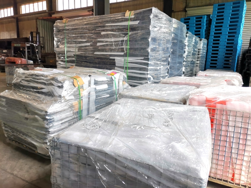 Warehouse-packed Terack cantilever rack components, shrink-wrapped on pallets for export shipping