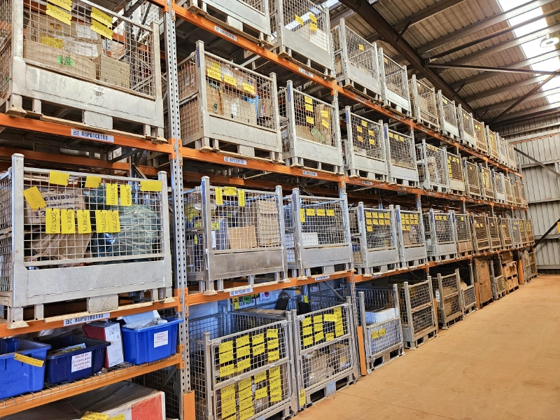 Sistema de racking de paletes carregado com contentores de arame de aço em um armazém