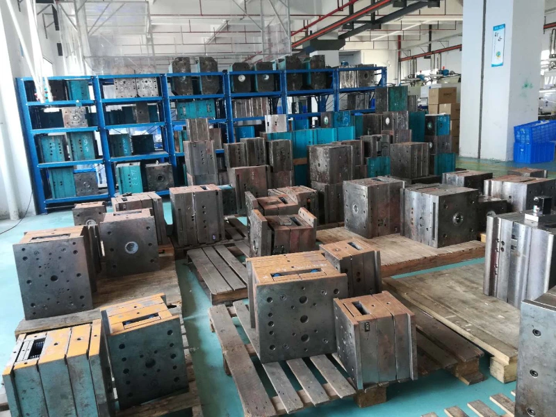 Officina di stoccaggio stampi pesanti con matrici in acciaio su pallet e telai rack blu Q235B