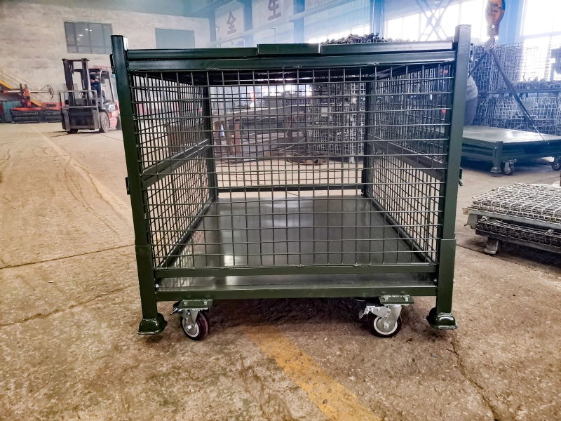 Groene stalen gaascontainer met wielen in productiefaciliteit