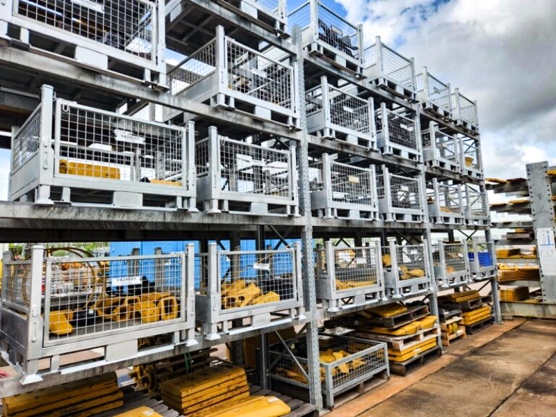 Buiten zware stellingen met thermisch verzinkte draadcontainers met zware machineonderdelen