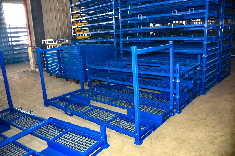 Stapelbare blauwe stalen motorpalletstellingen met gelast gaasdek en verwijderbare staande frames in magazijn