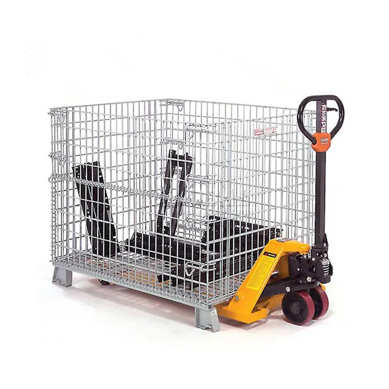 Carrello elevatore manuale che solleva un contenitore in rete metallica zincata per la distribuzione sul pavimento del magazzino.