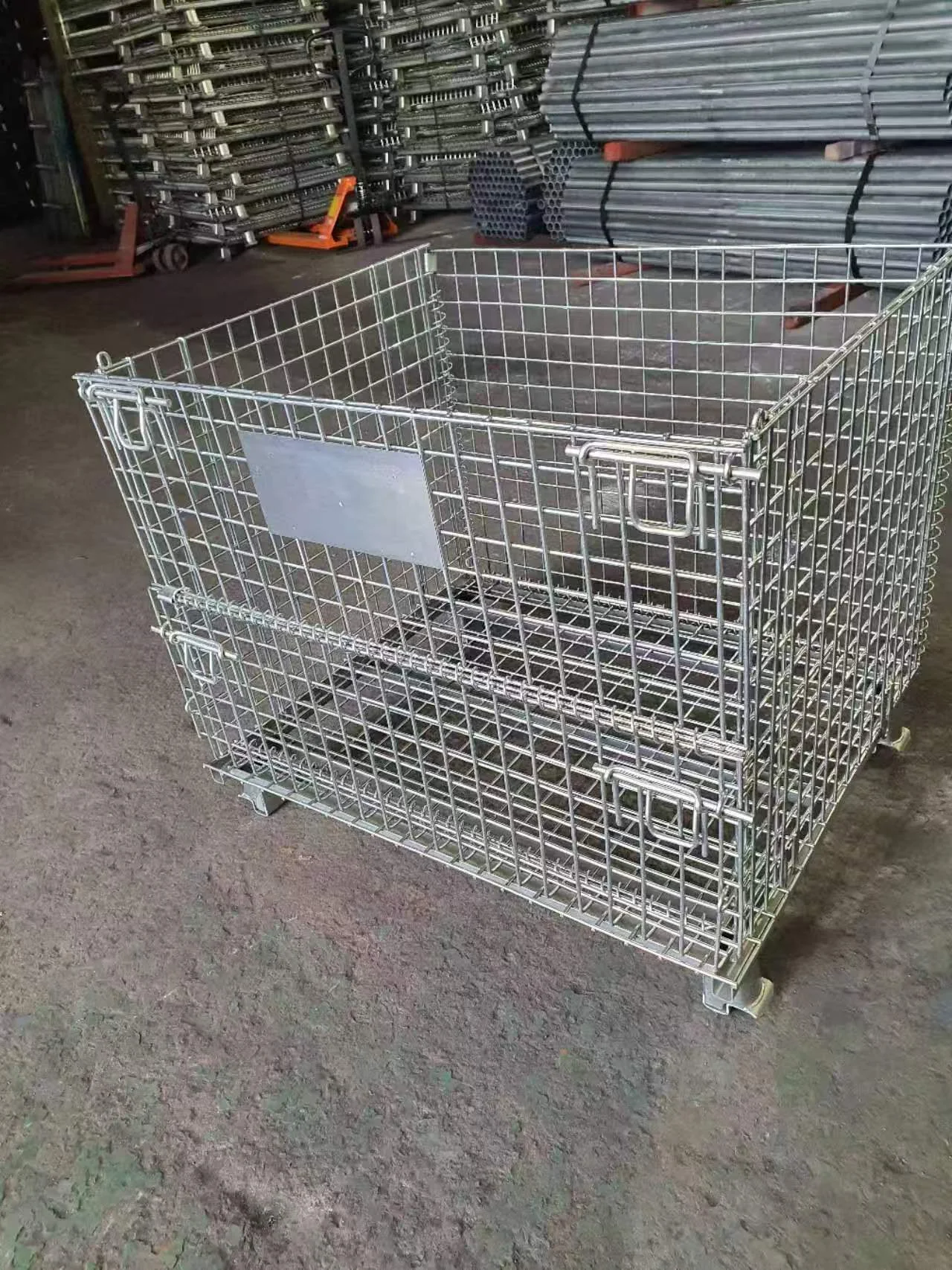 Gabbia di stoccaggio a rete di filo Stbox assemblata sul pavimento di produzione, con la struttura a rete e il filo di circa 6,0 mm mostrati come riferimento del progetto.